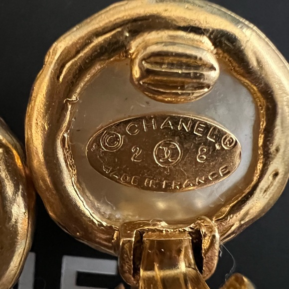 Chanel Vintage Collection 28 1993 RARE COLLECTIBLE Heart Dangle Earrings Gold - Picture 8 of 12